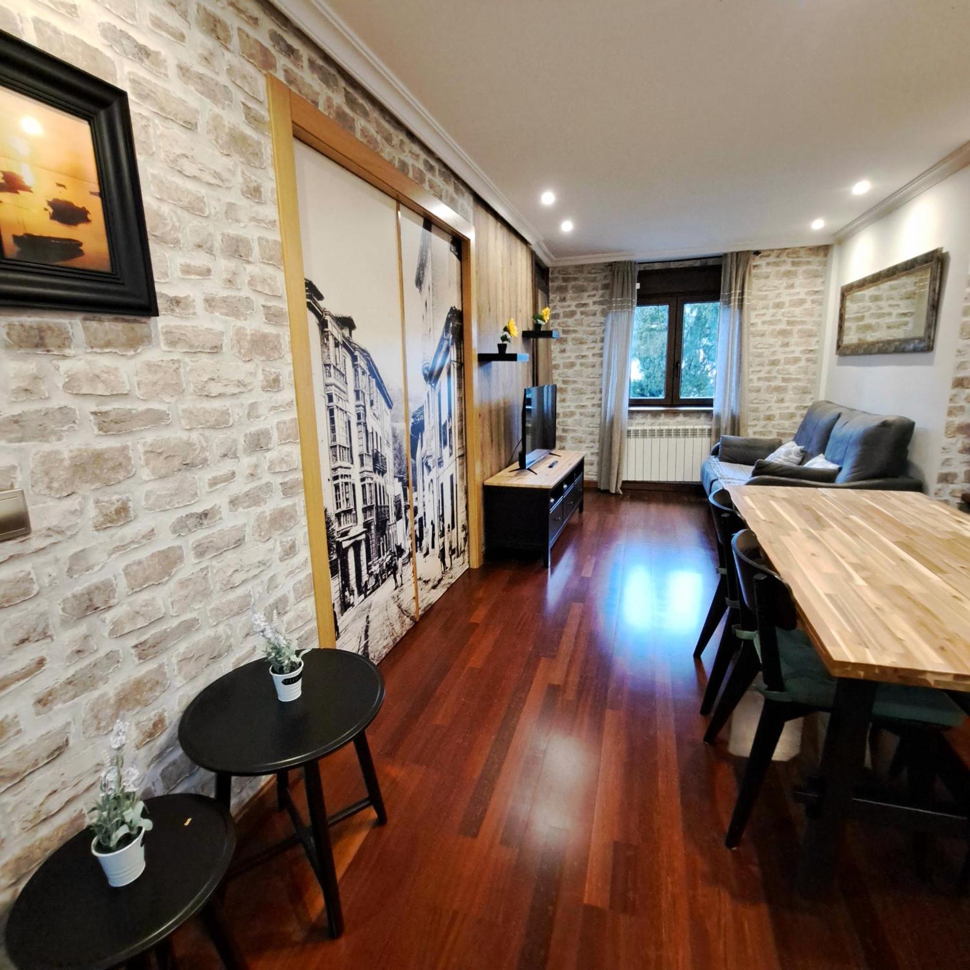 Apartamento Con Terraza Al Puente Romano Cangas de Onis Bagian luar foto