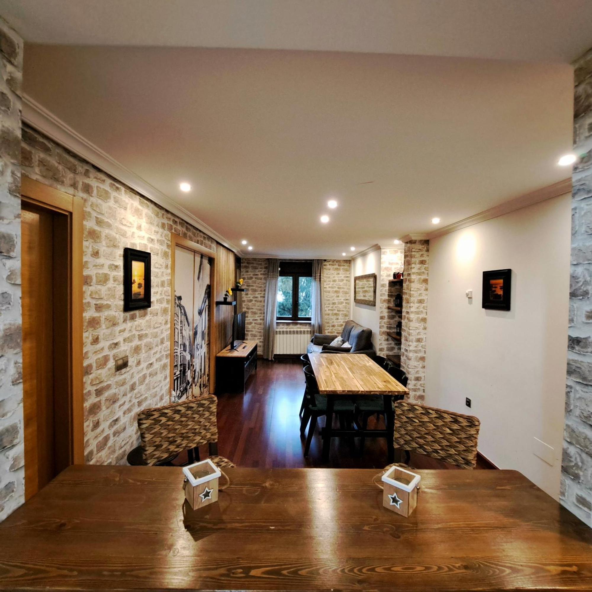 Apartamento Con Terraza Al Puente Romano Cangas de Onis Bagian luar foto